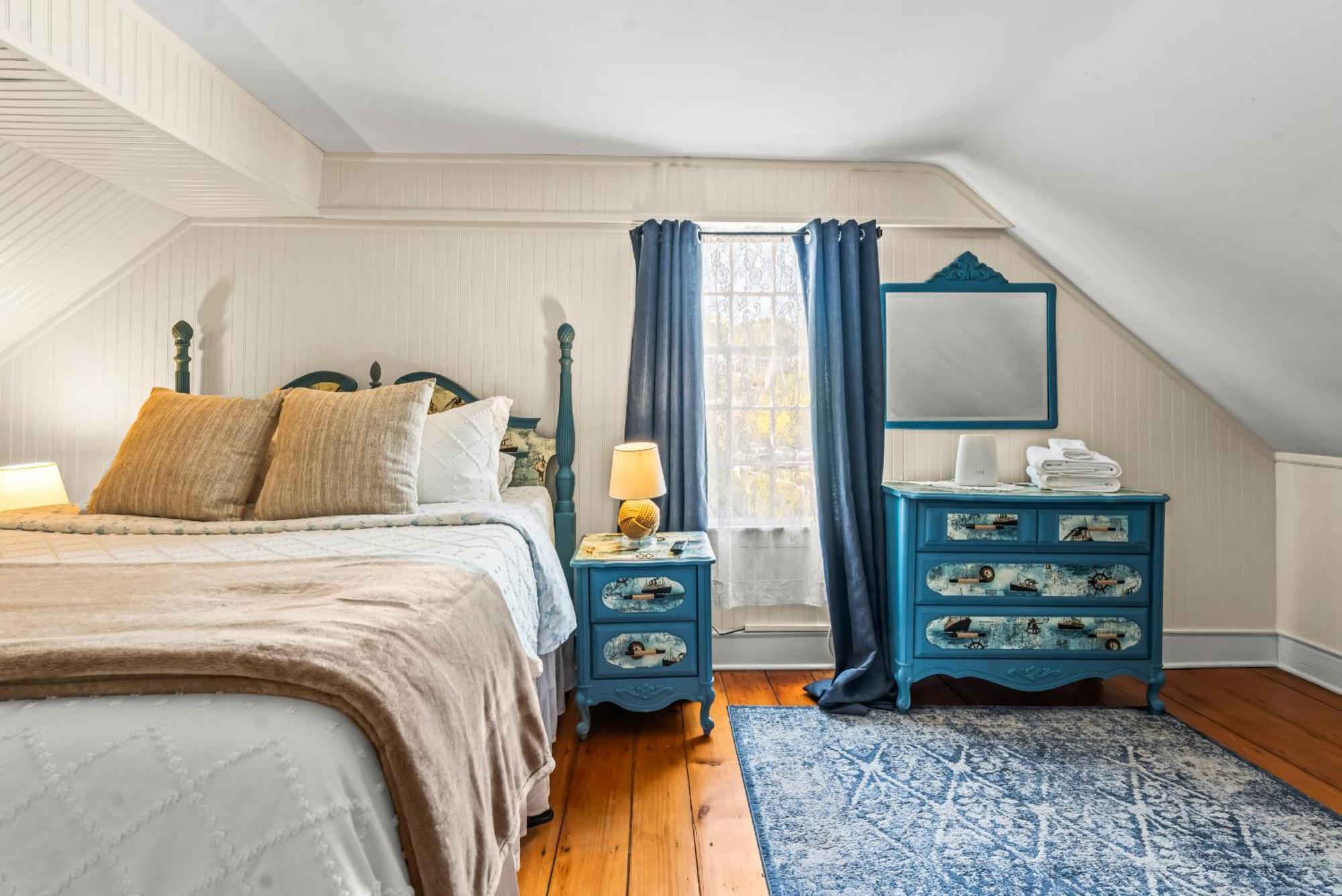 Historic Seaside Captains House Downtown Mystic *