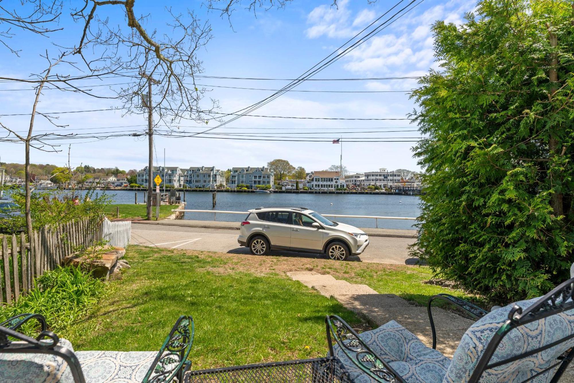 Historic Seaside Captains House Downtown Mystic Groton
